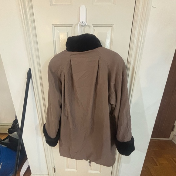 Vintage early 90s winter jacket with faux fur - accepting offers - Picture 3 of 10